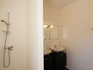 Villa | Salle de bain | Douche, serviettes fournies