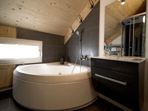 Chalet | Badezimmer | Dusche, Handtücher