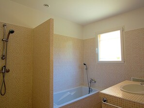 House | Bathroom | Combined shower/tub - Luxury Bungalow With Pool and Stunning Panoramic Views (Saint-Michel-l'Observatoire)
