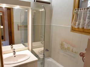 Apartment | Badezimmer | Badewanne