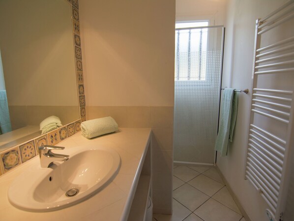 Shower, towels - Smashing Villa in Campagnan With Swimming Pool (Campagnan)