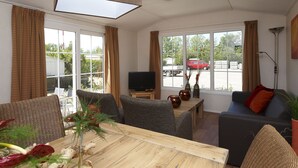 Living room - Authentic Chalet with Garden near Wadden Sea (Hippolytushoef)