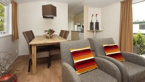 Dining - Authentic Chalet with Garden near Wadden Sea (Hippolytushoef)