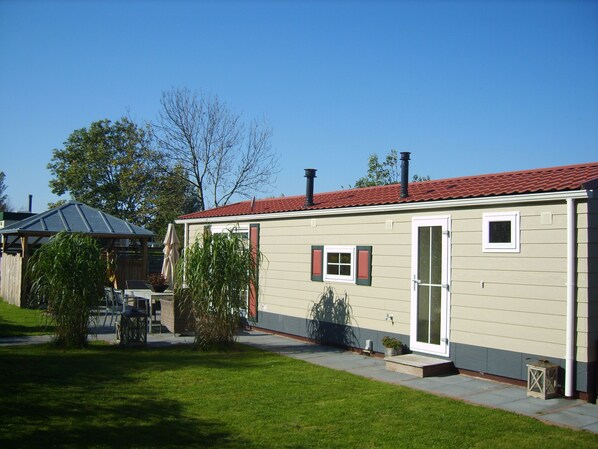 Exterior - Authentic Chalet with Garden near Wadden Sea (Hippolytushoef)
