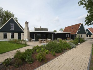 Exterior - Authentic Chalet with Garden near Wadden Sea (Hippolytushoef)