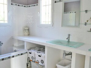 House | Bathroom | Bathtub - Beautiful Holiday Home in Cotignac France With Swimming Pool (Cotignac)