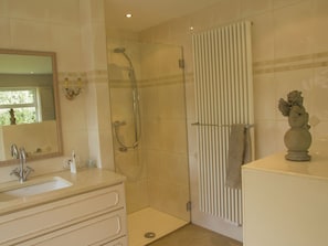 House | Bathroom | Bathtub - Beautiful Villa at Cadzand With Sauna (Cadzand-Bad)
