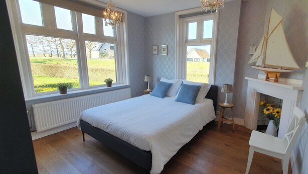4 bedrooms, individually furnished, bed sheets - Spacious Farmhouse in Ijzendijke With Garden (IJzendijke)