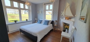 House | 4 bedrooms, individually furnished, bed sheets - Spacious Farmhouse in Ijzendijke With Garden (IJzendijke)