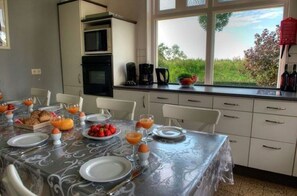 House | Dining - Spacious Farmhouse in Ijzendijke With Garden (IJzendijke)