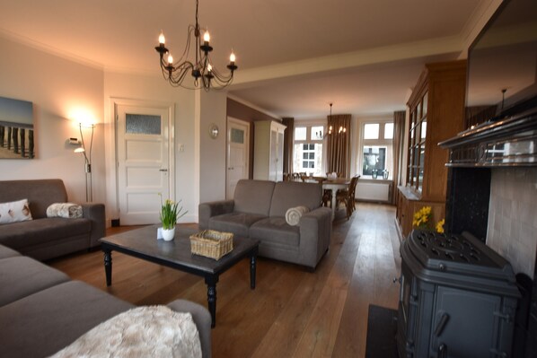 House | Living room - Spacious Farmhouse in Ijzendijke With Garden (IJzendijke)