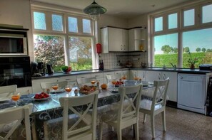 House | Dining - Spacious Farmhouse in Ijzendijke With Garden (IJzendijke)