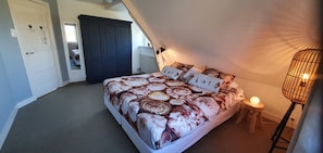 House | 4 bedrooms, individually furnished, bed sheets - Spacious Farmhouse in Ijzendijke With Garden (IJzendijke)