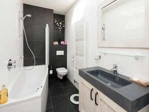 Ferienhaus | Badezimmer | Badewanne, Handtücher