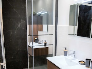 Bathroom - Modern Apartment in Fréjus Near the Sea (Frejus)