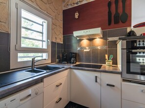 Villa | Private kitchen - Villa in Pouzols With Private Pool (Pouzols-Minervois)