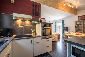 Villa | Private kitchen - Villa in Pouzols With Private Pool (Pouzols-Minervois)