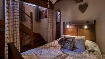 Apartment | 2 bedrooms, individually furnished, bed sheets