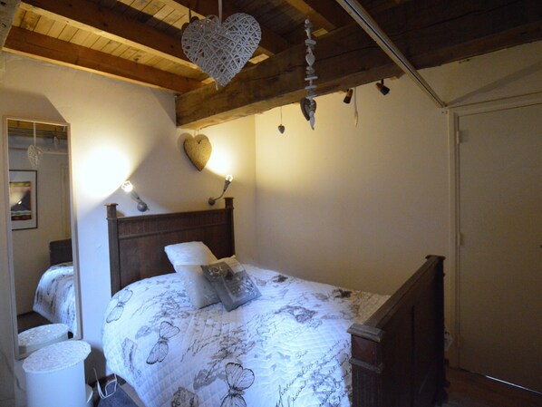 Apartment | 2 bedrooms, individually furnished, bed sheets