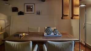 Ein Essbereich mit einem Holztisch, Stühlen und Dekorationselementen.