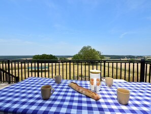 Outdoor dining - Cosy Holiday Home in Rémilly With a Terrace (Remilly)
