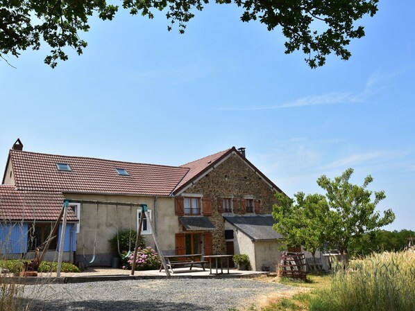 House | Exterior - Cosy Holiday Home in Rémilly With a Terrace (Remilly)