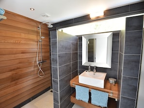 Bathtub, towels