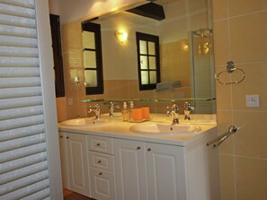 House | Bathroom - Lavish Holiday Home in Le Plan-de-la-tour With Swimming Pool (Plan-de-la-Tour)