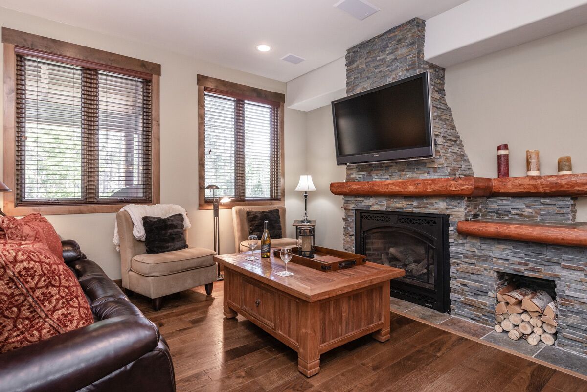 Explore Mammoth Lakes this Summer! Modern Townhome on Sierra Star Golf Course with Private Hot Tub