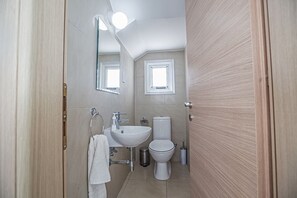 Bathtub, towels
