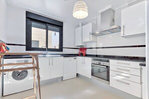 Een koelkast, een microgolfoven, een oven, een kookplaat