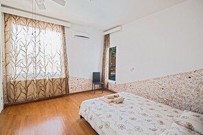 4 bedrooms, iron/ironing board, free WiFi, bed sheets