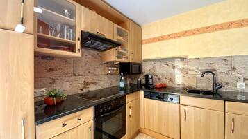 冰箱、微波炉、烤箱、炉灶