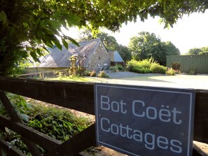 Property grounds - Alice cottage – lovely Breton house – log fire, shared pool, private garden (Ploërdut)