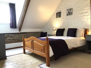 3 bedrooms, desk, iron/ironing board, travel cot - Alice cottage – lovely Breton house – log fire, shared pool, private garden (Ploërdut)