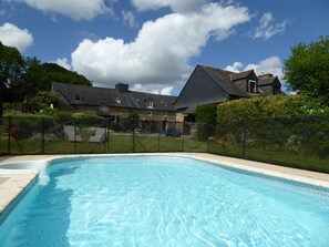 Outdoor pool, a heated pool - Alice cottage – lovely Breton house – log fire, shared pool, private garden (Ploërdut)
