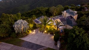 Propiedad residencial con un amplio camino de acceso, varias viviendas y abundante vegetación.