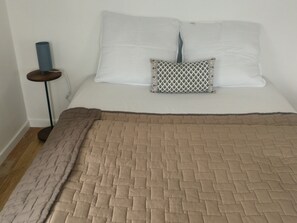 Basic Double Room | Desk, free WiFi, bed sheets
