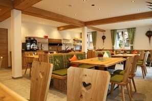 Sarapan prasmanan setiap hari (EUR 12 per orang)