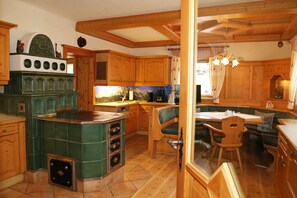 Traditional Chalet (incl. 150 EUR Cleaning Fee) | Private kitchen | Full-size fridge, microwave, oven, stovetop - Ferienhaus Schmiedgut (Haus)