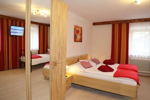 Traditional Chalet (incl. 150 EUR Cleaning Fee) | 6 bedrooms, free cribs/infant beds, free WiFi - Ferienhaus Schmiedgut (Haus)