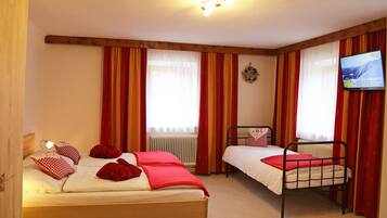 6 bedrooms, free cots/infant beds, free WiFi