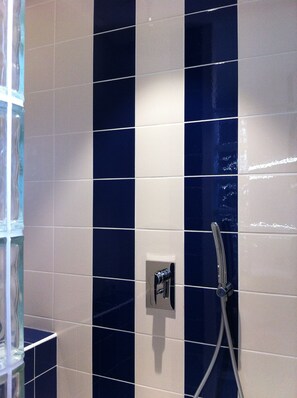 Shower, hair dryer, towels, soap - The hacienda villa swimming pool 28° spas bowling alley tennis private domain (Lecci)