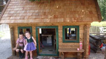 Children’s play area – outdoor