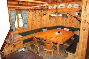 Cottage Romantis (incl. 100 EUR Cleaning Fee) | Dapur pribadi | Lemari es besar, oven, kompor, dan mesin pembuat kopi/teh