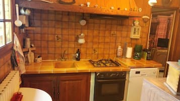 Een koelkast, een magnetron, een oven, een kookplaat