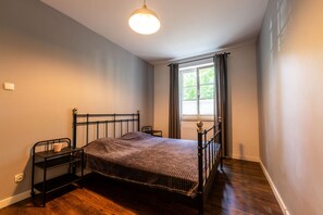 Apartment | 2 bedrooms, iron/ironing board, free WiFi, bed sheets