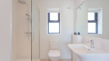 Appartement, 1 slaapkamer | Badkamer | Een douche, een regendouche, designer toiletartikelen, een haardroger