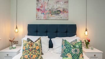 Leilighet – deluxe, 2 soverom | Sengetøy av topp kvalitet, individuelt dekorert og individuelt innredet