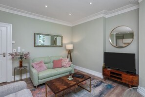 Apartment, 1 Bedroom | Living area | 43-inch Smart TV with digital channels, Netflix, streaming services - The Ulsterville Residences (Belfast)